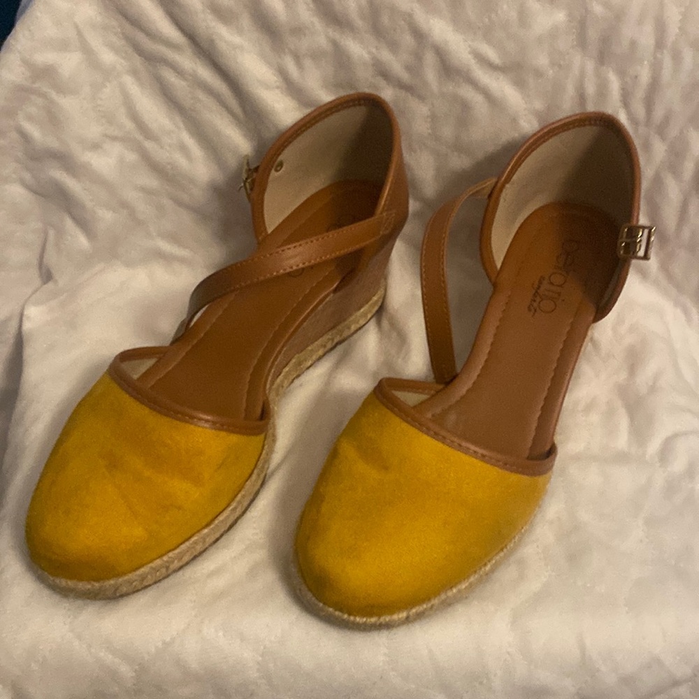 Beira Rio Comforts Camurca Flex.  Yellow/Camel Size 7